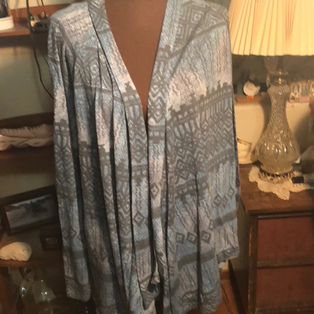 Cato long sleeved, tribal print SZ 22/24